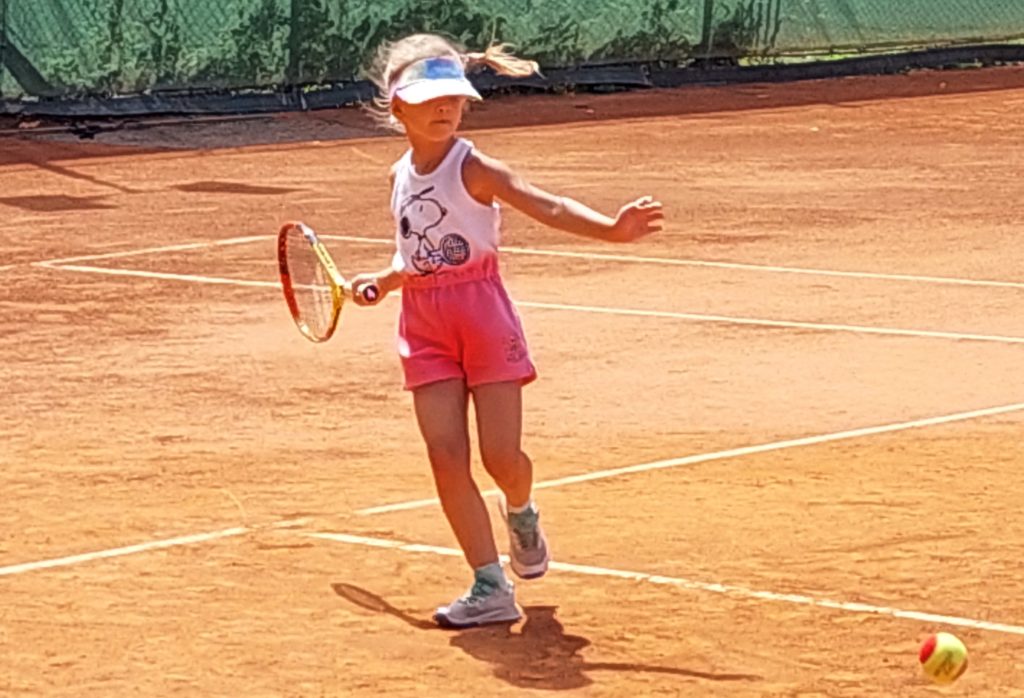 Sofinka - ďalšia malá tenistka, ktorá je aj vďaka našej pomoci na vzostupe.￼ 6