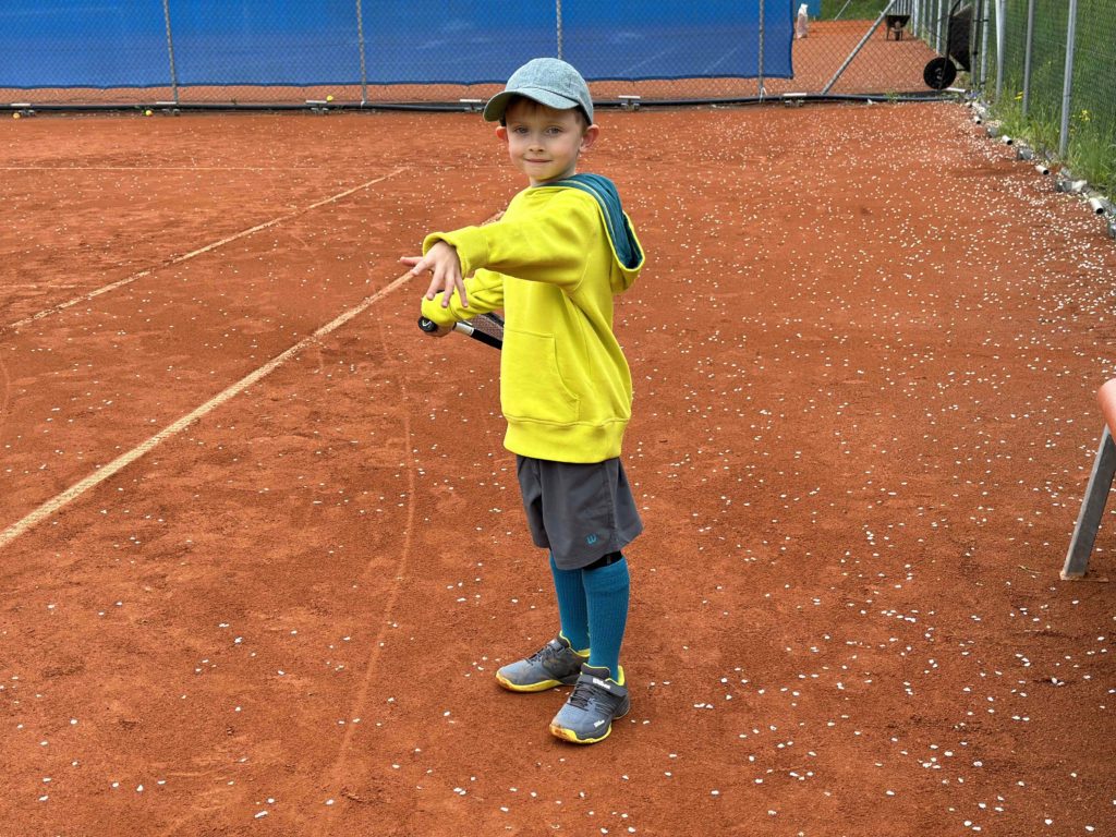 Podarilo sa nám objaviť Emila, nesmierny tenisový talent, ktorý si zaslúži našu podporu. 3